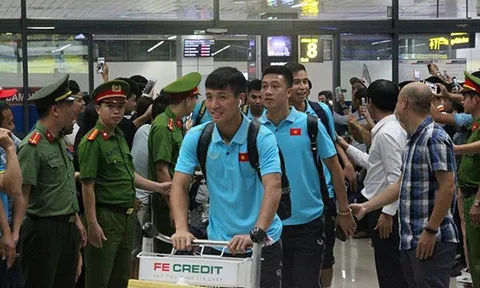 ĐT Việt Nam chính thức về nước trong vòng tay người hâm mộ