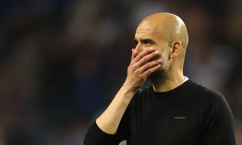 Đua vô địch căng thẳng, Man City bất ngờ toang hàng thủ