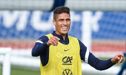 Duncan Castles hé lộ Man Utd đang theo đuổi một trung vệ khác sau Varane