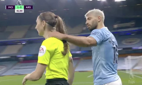 “Đụng chạm” nữ trọng tài, sao Man City hứng chịu chỉ trích
