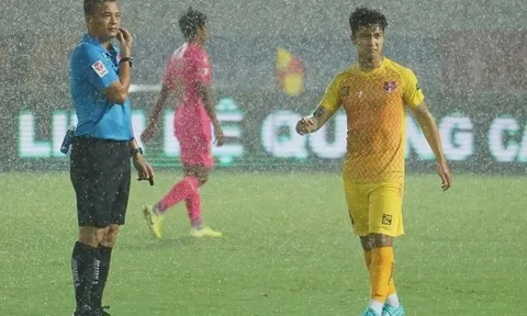 Dừng lăn bóng nửa tiếng vì bão, Hải Phòng vẫn hạ đẹp Sài Gòn FC