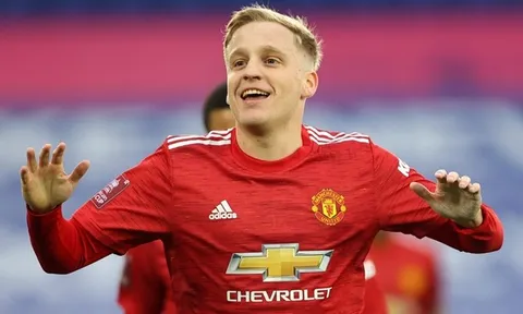 Dùng Van de Beek đổi sao Juve, Man Utd coi chừng "nuôi ong tay áo"