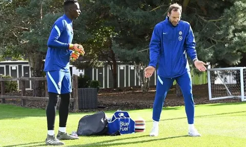 Được Cech dìu dắt, Mendy bay như chim trong buổi tập đầu