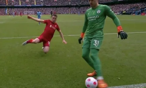 Ederson được khen ngợi dù xử lý lỗi