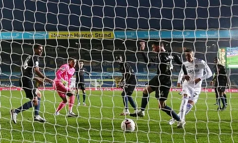 Ederson mắc sai lầm, Man City chia điểm nghẹt thở trước Leeds United