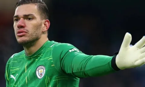 Ngồi xổm giữa sân trong trận Man United, Ederson giải thích