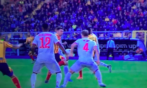 De Ligt gây họa, HLV Sarri chạm mốc buồn ở Serie A
