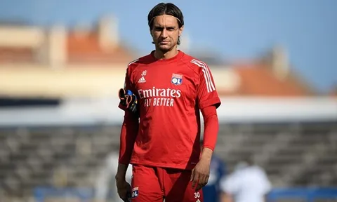 CHÍNH THỨC: Chia tay cựu sao Chelsea, AC Milan đón thủ môn của Lyon về thay thế