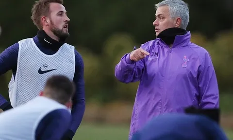 Mượn Chelsea và Man Utd, West Ham làm điều không ngờ với Mourinho