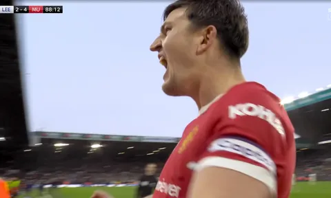 Elanga bị ném xu vào đầu, Maguire hét lớn vào CĐV Leeds