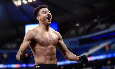 CHOÁNG! 'Số 10 thảm họa' nhanh nhất Man Utd, bao sân ghê nhất trận thắng City
