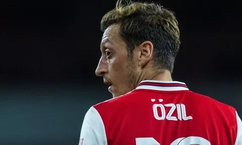 Emery: "Nếu Ozil làm 1 điều, cậu ấy có thể ra sân"