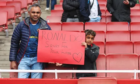 CĐV Arsenal chia buồn với Ronaldo