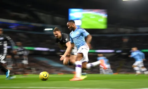 Raheem Sterling là "thánh câu pen" tại Premier League
