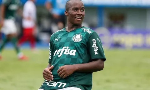 Vinicius 2.0 từ chối M.U, Liverpool