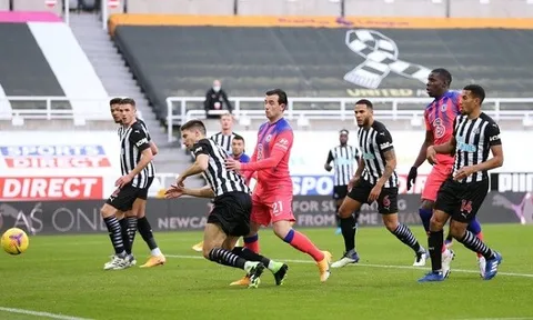Hậu vệ Newcastle tiết lộ mệnh lệnh của Steve Bruce giữa trận gặp Chelsea