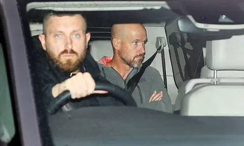 Erik ten Hag mặt lạnh tanh trong ngày đầu đến Carrington