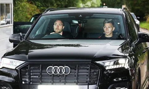 Eriksen chở Martinez đến sân tập Man Utd