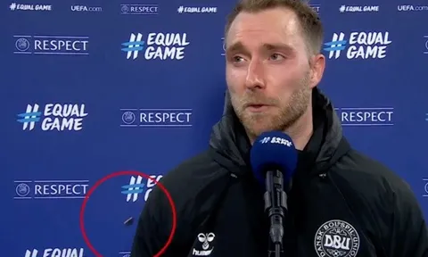 Eriksen bị ném đồng xu trúng người