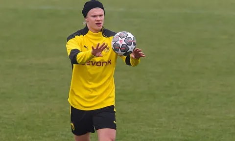Erling Haaland và cả đội Dortmund "đột kích" sân tập Man Utd