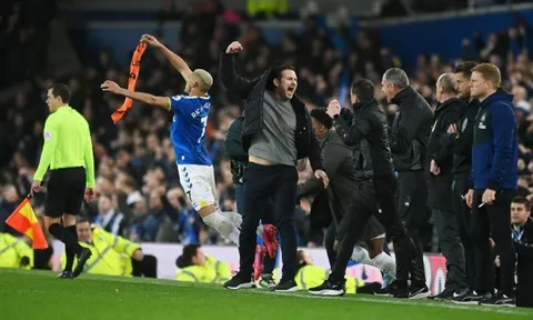Frank Lampard gãy tay trong chiến thắng của Everton