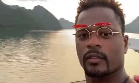 Evra ăn mừng bàn thắng của MU cùng CĐV tại Hà Nội
