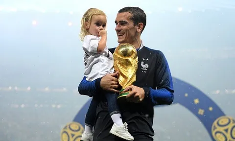 Hi hữu: 3 đứa con của Griezmann sinh khác năm nhưng cùng ngày