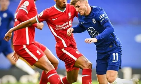 Nhìn trung vệ bất đắc dĩ "xử" Werner, Carragher chỉ nói một lời