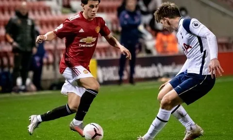 Tân binh Man Utd ghi bàn, đồng đội nói rõ lý do không chạy đến ăn mừng