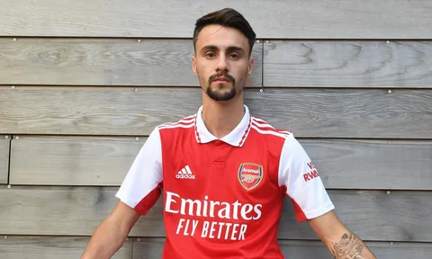 Fan Arsenal hoang mang vì tân binh mang giày bảo hộ