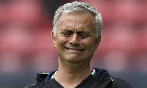Tottenham thất thủ, NHM Chelsea "tước đoạt" thương hiệu của Mourinho