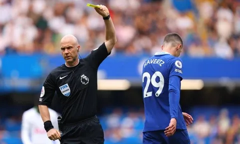 Fan Chelsea ký đơn cấm Anthony Taylor bắt trận của đội nhà