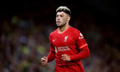 Fan Liverpool phản ứng với thương vụ hoán đổi Chamberlain