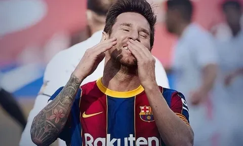 Fati không chuyền và sút ra ngoài, Messi chán nản than thở