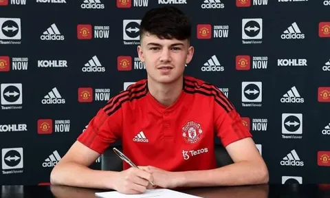 Man United chính thức ký hợp đồng với trung vệ 17 tuổi
