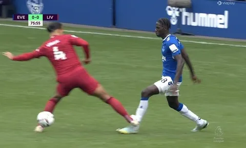 "Tình huống vào bóng xấu xí từ Van Dijk"