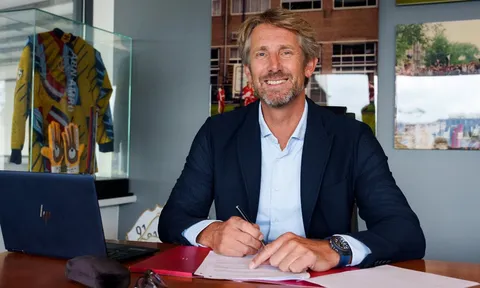 CHÍNH THỨC! Van der Sar ký hợp đồng 3 năm