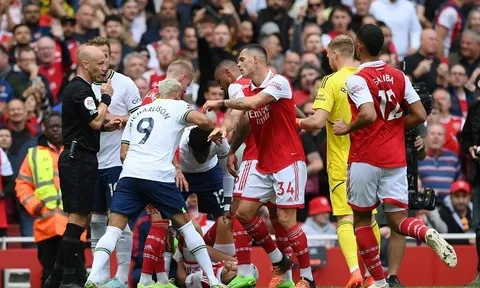 Huyền thoại chỉ ra tình huống hủy hoại trận đấu của Spurs