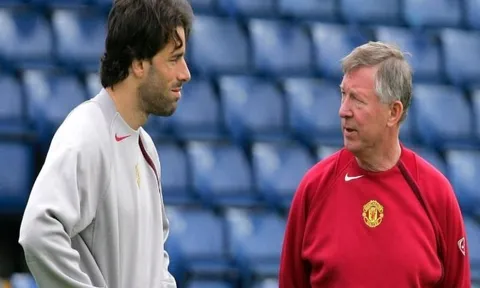 Sir Alex: "Chúng ta đã không vô địch Premier League con trai ạ, cậu bị loại"