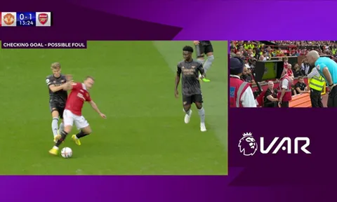 Fernandes nói gì với trọng tài trong ngày đánh bại Arsenal?
