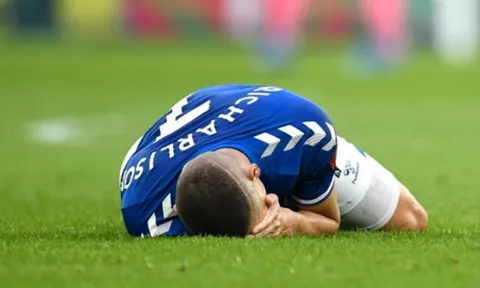 Như 1 thói quen, thủ lĩnh Man City thúc cùi chỏ vào mặt sao Everton