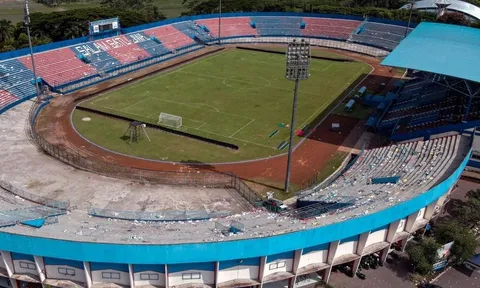 FIFA hỗ trợ Indonesia cải thiện sân bãi sau thảm kịch