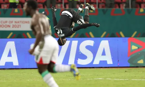 Thủ môn Burkina Faso gây sốt với pha ăn mừng khó thực hiện
