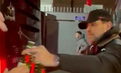 Klopp tặng món quà mộc mạc cho fan Liverpool