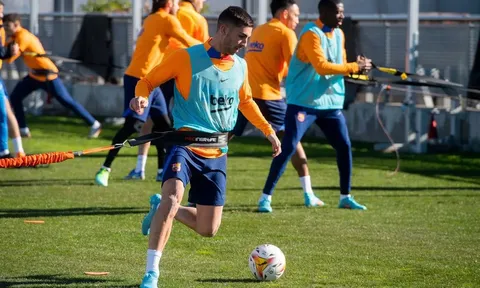 Aubameyang đã có buổi tập đầu tiên cùng đội bóng mới