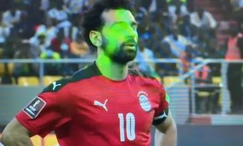 Ánh sáng chói lóa chiếu thẳng vào Salah trước quả penalty