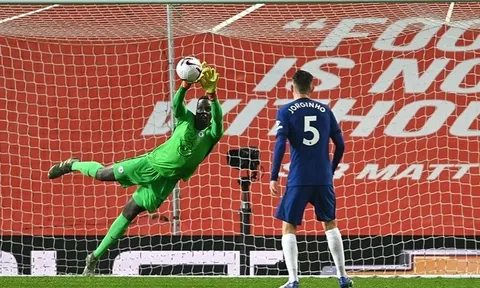 Giúp Chelsea thoát thua, 'quái vật khung gỗ' khiến Lampard bấn loạn