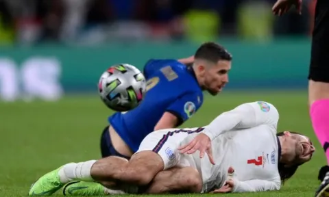 Frank Lampard tin Jorginho xứng đáng nhận thẻ đỏ