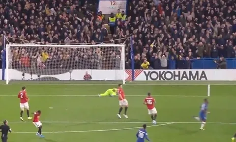 Fred nổi điên với bộ 3 trung vệ của Man Utd