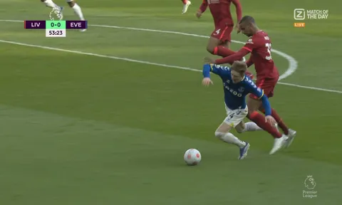 Premier League bị can thiệp để có cái kết hấp dẫn cho tân vương?